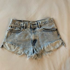 Light Washed Levi Jean Shorts - high waisted